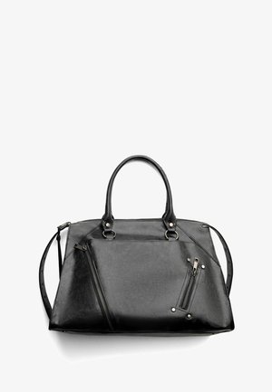 Zwarte faux leren handtas met dubbele handvaten, een afneembare schouderband, schuine ritsen en zilverkleurige hardware. Geweven afwerking met stikseldetails.