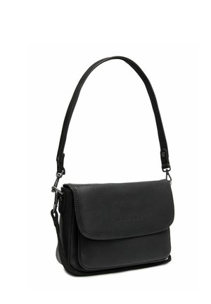 Sac à épaule en cuir noir avec rabat sur le devant et bandoulière réglable, avec un marquage discret en relief sur le rabat.