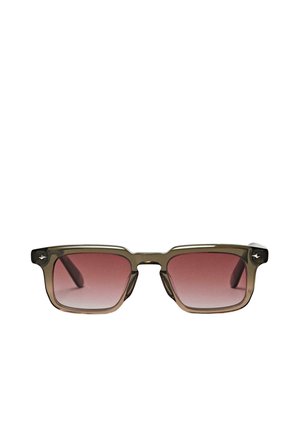 Lunettes de soleil rectangulaires avec montures translucides vert olive et verres dégradés rose foncé, vues de face sur fond blanc.