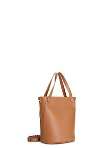 Klassisk läder bucket-handväska i tan-färg med två axelremmar, en avtagbar crossbody-rem och silverfärgade detaljer. Slät yta och strukturerad design.