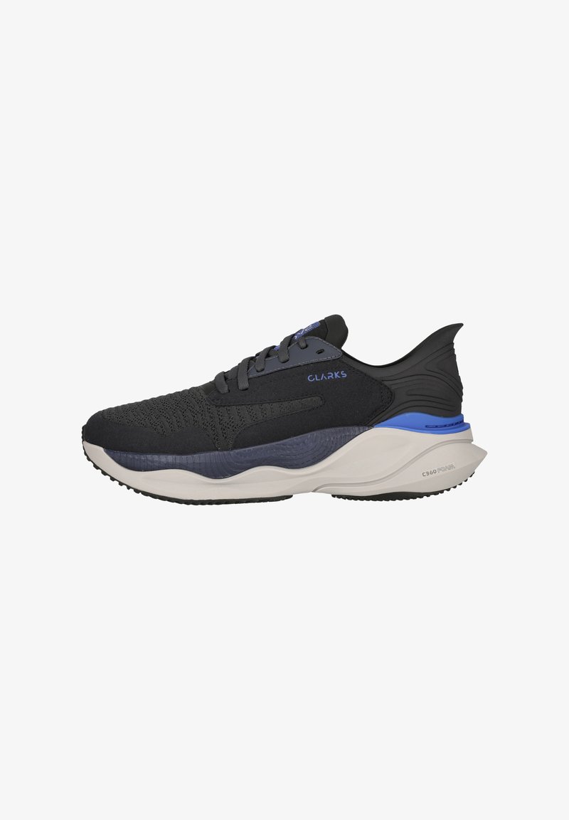 Baskets athlétiques Clarks noires et bleues avec tige en maille, semelle blanche épaisse et rembourrée, et marque "C360 FOAM" sur le talon.