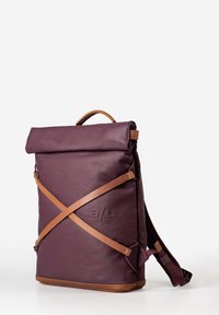 Zaino in pelle viola con design a risvolto, dotato di spallacci in pelle marrone, dettaglio del logo e spallacci regolabili e imbottiti.