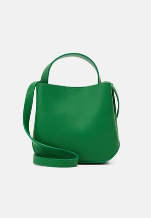Bolso de mano de cuero verde con forma estructurada, asa corta en la parte superior y correa larga ajustable para el hombro sobre un fondo blanco.