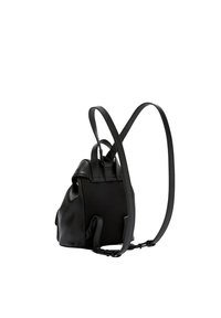 Zaino in pelle nera con spallacci regolabili, forma strutturata, parte superiore piatta e superficie liscia. Piccole tasche laterali e dettagli di cucitura sottili.