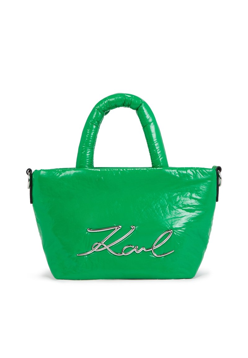 Groene, glanzende boodschappentas met een gestructureerde vorm, voorzien van een gewatteerd handvat en zilveren "Karl" logo details aan de voorkant.