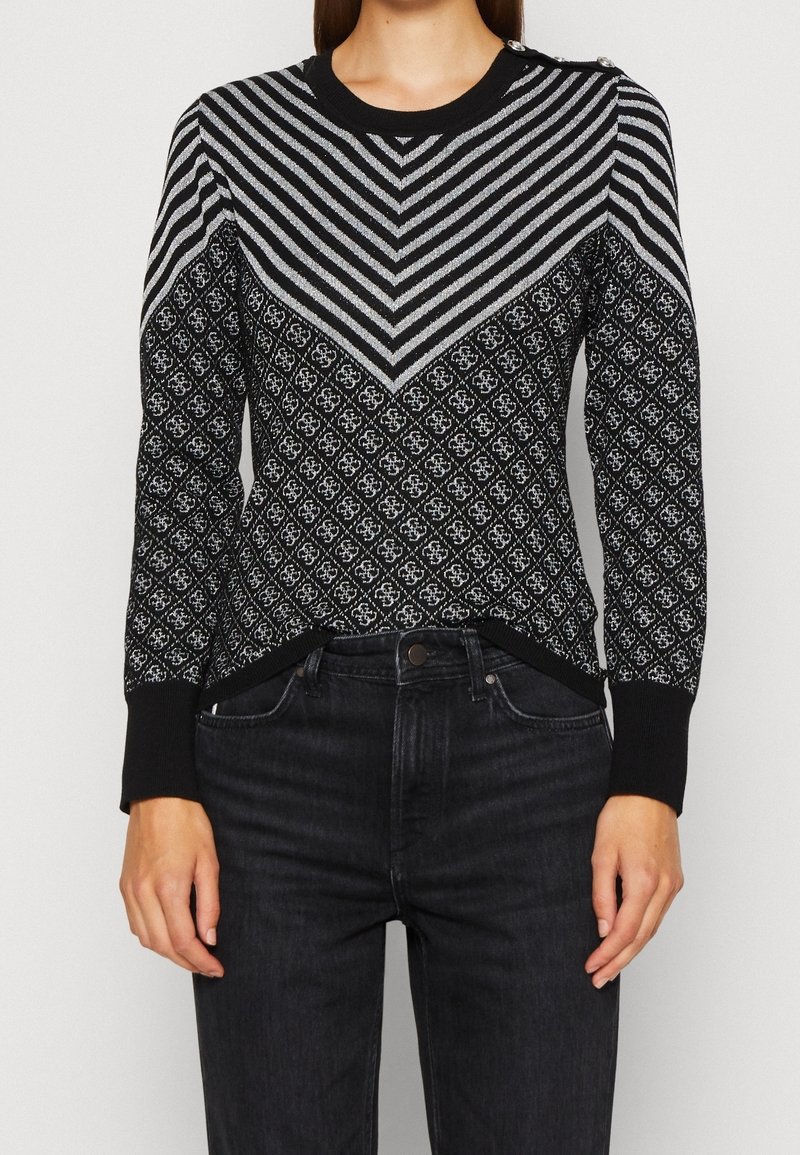 Schwarzer Strickpullover mit einem Chevron-Streifenmuster in metallic Silber und einem geometrischen Design. Mit gerippten Bündchen und Ausschnitt sowie Knopfakzenten.