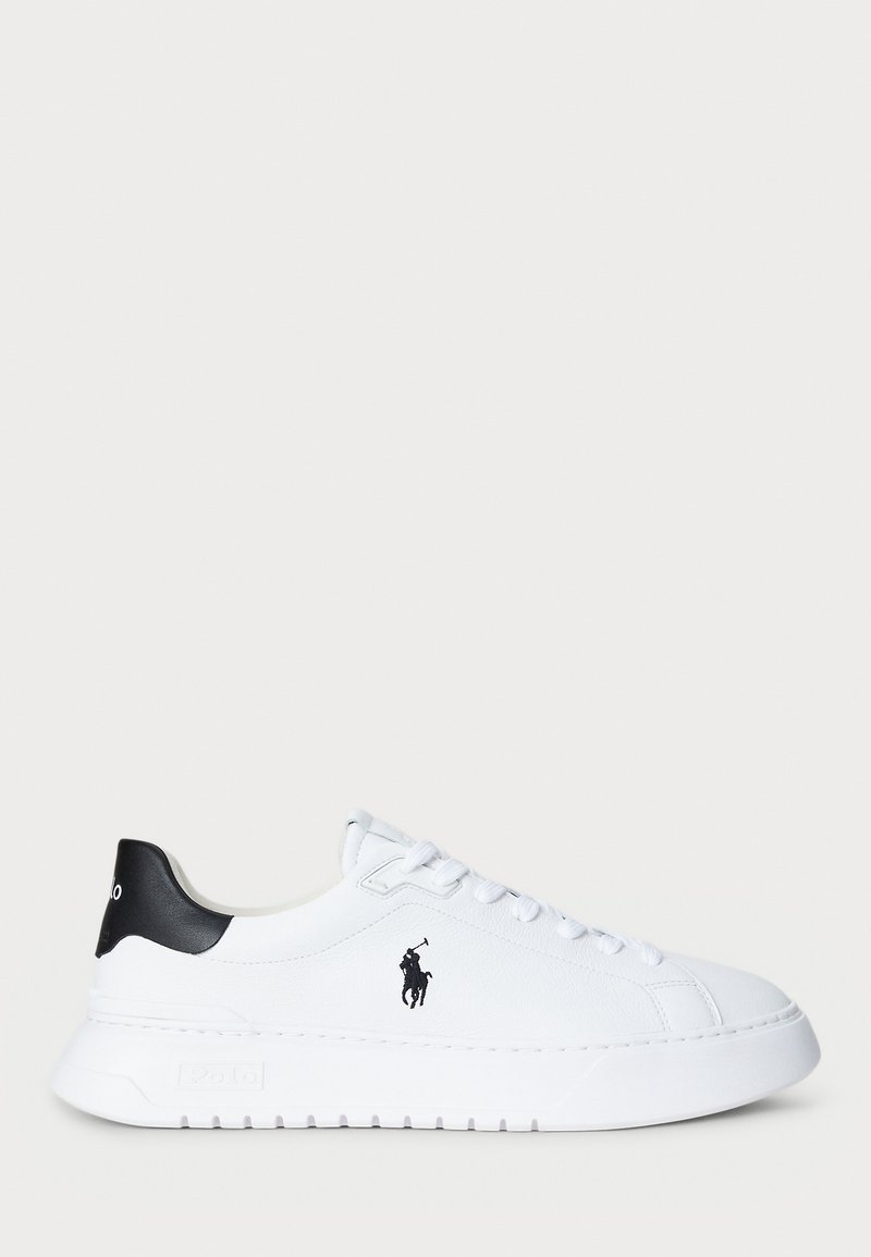 Balti žemesnio profilio sportiniai bateliai su juodu kulno užtrauktuku ir juodu Polo Ralph Lauren logotipu šone, su baltais raišteliais ir storu guminiu padu.
