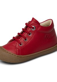 Stivale alla caviglia in pelle rossa con suola in gomma marrone, design con lacci, occhielli in metallo circolari e logo impresso sul lato. Texture liscia.