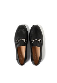 Mocassini neri in pelle con finitura liscia, hardware decorativo in argento e un interno imbottito color tan. Design classico, punta arrotondata.