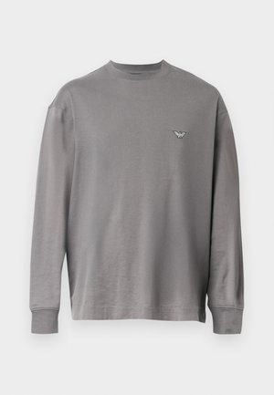 Graues Langarm-T-Shirt aus weichem Stoff mit Rundhalsausschnitt und kleinem, gesticktem Logo auf der Brust. Insgesamt glatte Textur.