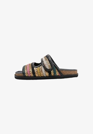 Sandalia tipo zapatilla con suela de corcho, parte superior de tela multicolor con rayas y correa ajustable de Velcro negra en la parte superior.