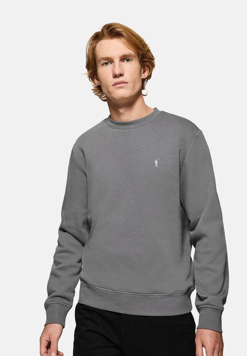 Grå sweatshirt i bomullsblandning med rundhals, ribbade muddar och nederkant. Har en liten broderad logotyp på bröstet.