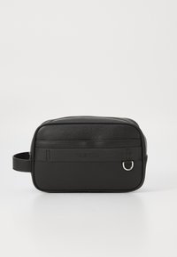 Bolsa retangular em couro preto com superfície texturizada, alça frontal com logótipo em relevo e pega lateral. Possui fecho com zíper e metalizados.