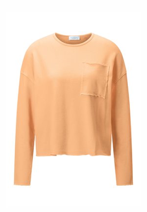 Hanorac crop cu mâneci lungi, portocaliu deschis, cu buzunar pe piept cu margine nefinisată și decolteu rotund.