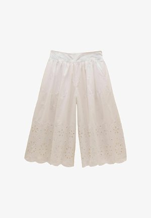 Weiße, weit geschnittene verkürzte Hose mit bestickten floralen Ausschnitten und gewelltem Saum, mit einem gerafften Bund.