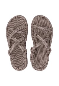 Vlecht, textuur sandalen in een gedempte taupe kleur met kruislingse banden en een zachte, flexibele zool. Lichtgewicht ontwerp geschikt voor casual gebruik.