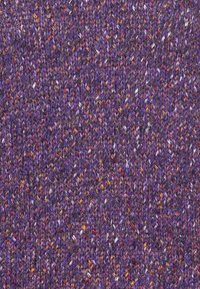 Texturerad stickad tyg i lila med inslag av orange och vitt. Har ett mjukt, flerfärgat garn och ett tätt vävt mönster.