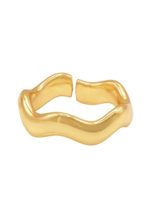 Złota obrączka w kształcie fali z gładkim, błyszczącym wykończeniem i otwartymi końcami, zaprojektowana w płynnej, rzeźbiarskiej formie.