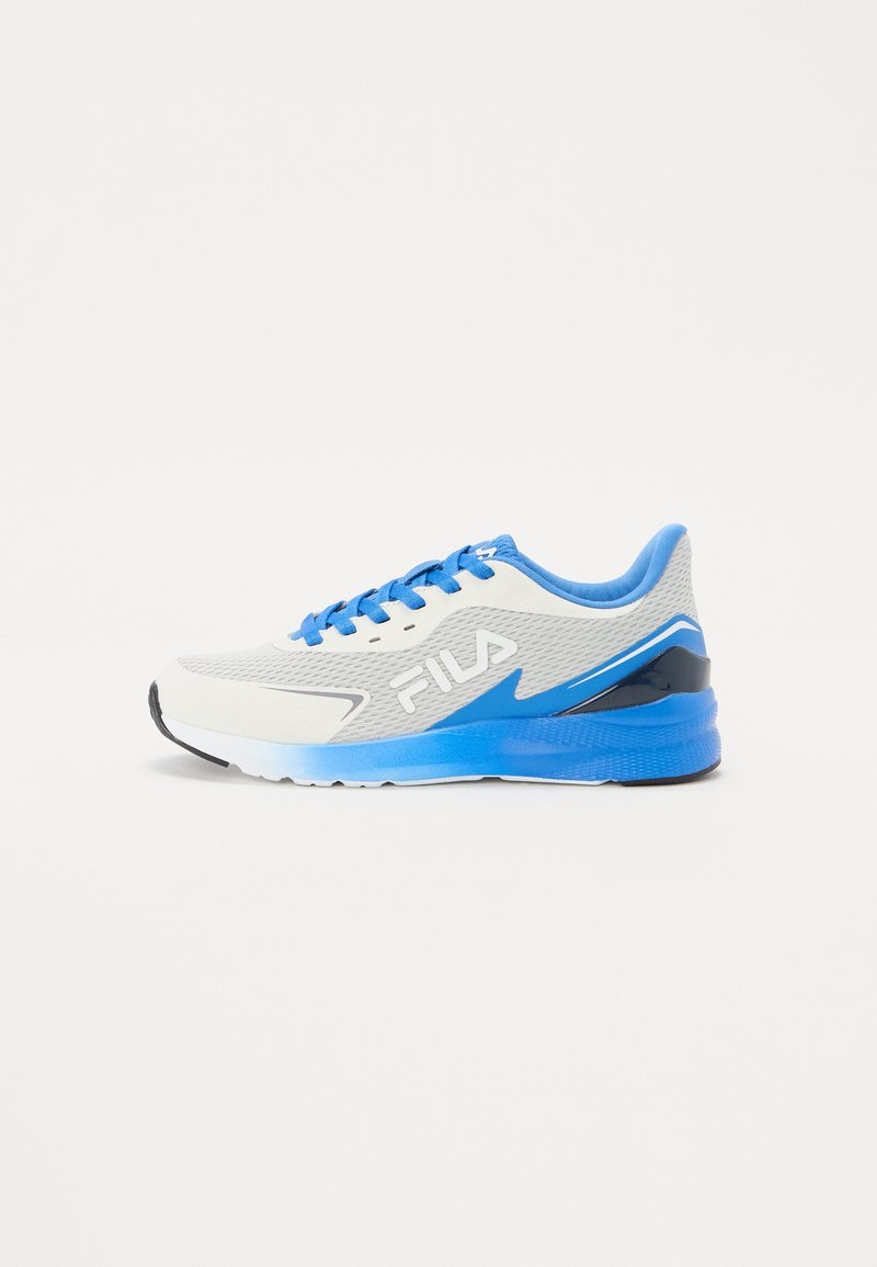 Baskets de course pour hommes avec une tige en mesh blanc, des accents bleus, une semelle intermédiaire texturée et une semelle extérieure en caoutchouc noir. Elle possède des lacets bleus et un logo.
