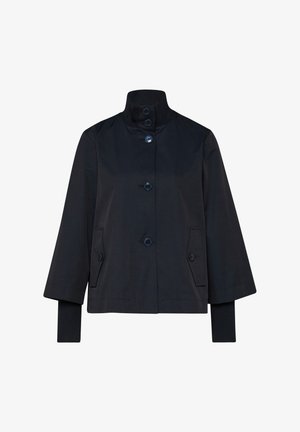 Veste noire boutonnée avec col montant côtelé, manches longues et larges, poignets intérieurs côtelés, et deux poches avant à rabat avec boutons.