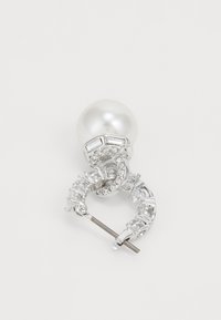 Pendiente de aro de plata con una gran perla y un intrincado detalle en cristal, con un acabado metálico suave y un cierre de pasador seguro.