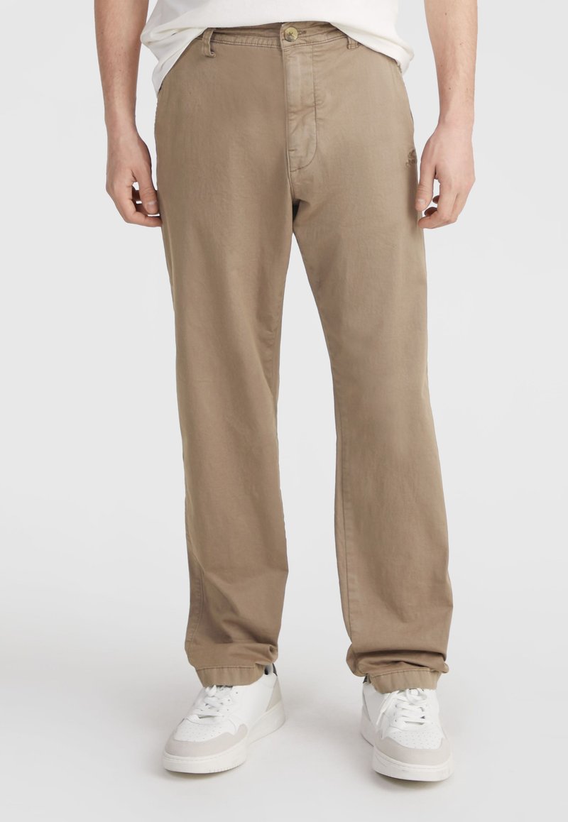 Beige bomuldsbukser med en afslappet pasform, der har en knaplukning, frontlommer og elastiske manchetter. Sættes sammen med hvide sneakers.