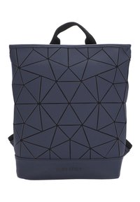 Granatowy plecak z czarnym geometrycznym wzorem w trójkąty, materiałowy uchwyt u góry oraz logo "SURI FREY" na dolnej przedniej części.