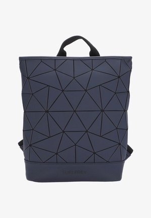 Tummansininen reppu mustalla geometrisella kolmiokuvioinnilla, kankainen kahva ylhäällä ja "SURI FREY" -logo alareunassa.