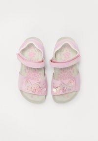 Rosa sandaler med en glatt syntetisk overdel, med sommerfugldekorasjoner og borrelåsrem. Blomsterdesign på sålen.