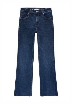 Jeans din denim de culoare albastru închis, design cu picioare drepte, cu buzunare frontale și închidere cu cinci butoane. Textură netedă cu o estompare minimă.