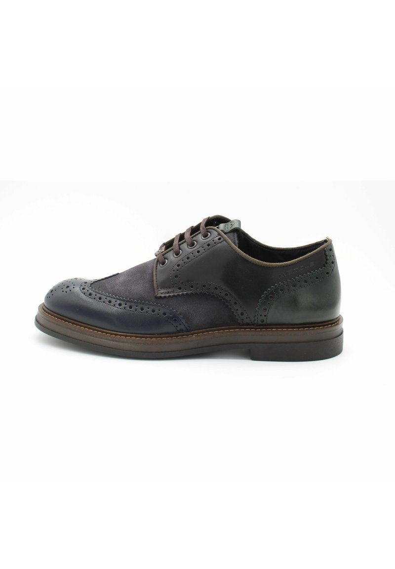Chaussure en cuir à lacets de couleur bleu foncé et noir avec des détails de brogue. Profil élancé, bout rond, et semelle brune contrastante. Accents texturés présents.