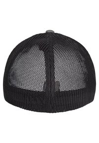 Sort mesh trucker cap med svunget skygge, der har en plastik snaplukning bagpå og en struktureret overflade for åndbarhed.