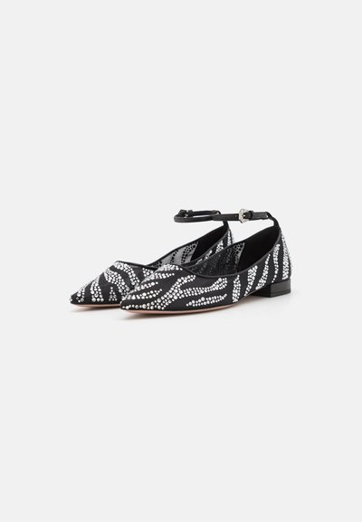 Balerini din piele ecologică alb-negru, cu vârful ascuțit, împodobite cu cristale, având curea pentru glezne și toc mic pătrat. Material texturat cu model zebra.