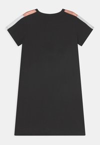 Svart t-shirtklänning med korta ärmar, med metalliska detaljer i roséguld och silver på axlarna. Mjukt tyg, knälång modell.