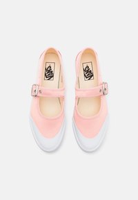 Des chaussures en toile roses au design Mary Jane, avec un embout en caoutchouc blanc et une lanière réglable au niveau du cou-de-pied. Construction légère.