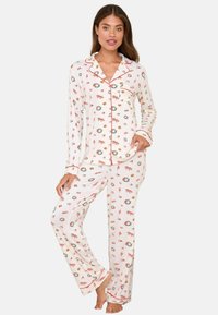 Set de pijama cu manșon lung dintr-un material moale și ușor, cu un fundal alb, având motive florale în roșu și verde, și contururi roșii pe margini.