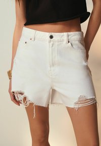Next REGULAR FIT - Farkkushortsit - white