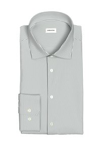 Camicia a strisce grigia e bianca, con colletto aperto, chiusura frontale con bottoni e polsini arrotondati con bottoni a contrasto.