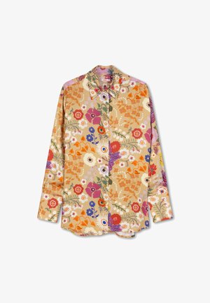 Multikleurige bloemen overhemden in beige, met lange mouwen, een kraag en een mix van bloemen en bladeren in levendige kleuren.
