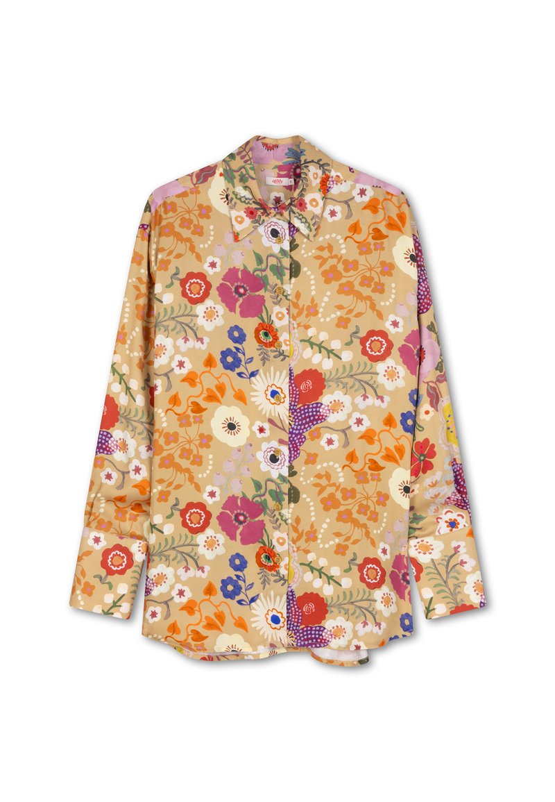 Multikleurige bloemen overhemden in beige, met lange mouwen, een kraag en een mix van bloemen en bladeren in levendige kleuren.