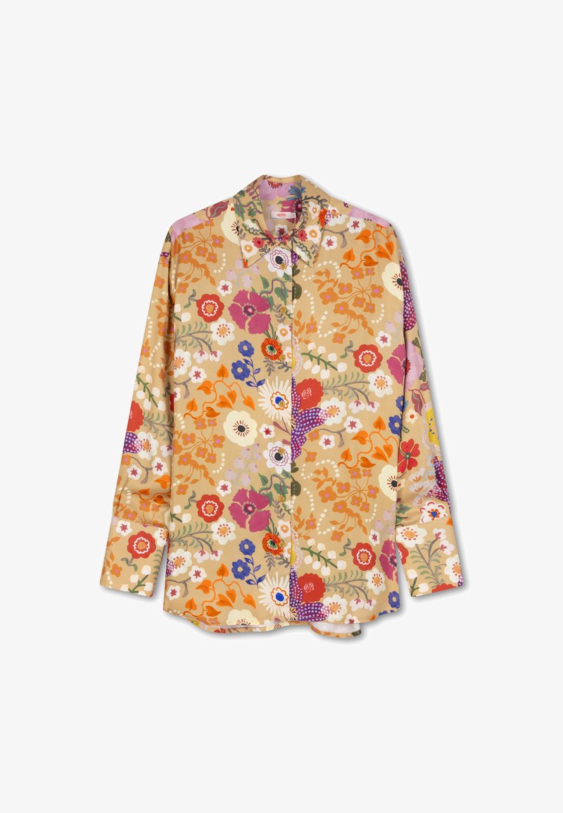 Multikleurige bloemen overhemden in beige, met lange mouwen, een kraag en een mix van bloemen en bladeren in levendige kleuren.