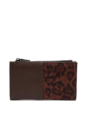 Cartera rectangular marrón con cremallera, con una sección lisa de cuero y una sección de tela con estampado de leopardo lado a lado.