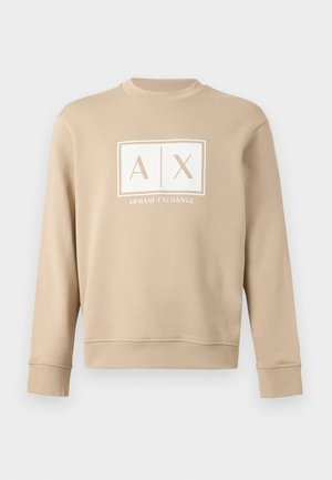 Beige genser med lange ermer og rund hals, med hvit "A|X Armani Exchange"-logo i midten av brystet.