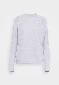 Vaaleanharmaa Nike-huppari, jossa on pitkät hihat, pyöreä kaula-aukko ja teksturoidusta kankaasta valmistettu pinta. Ylävasemmassa rintapielessä on pieni valkoinen logo.