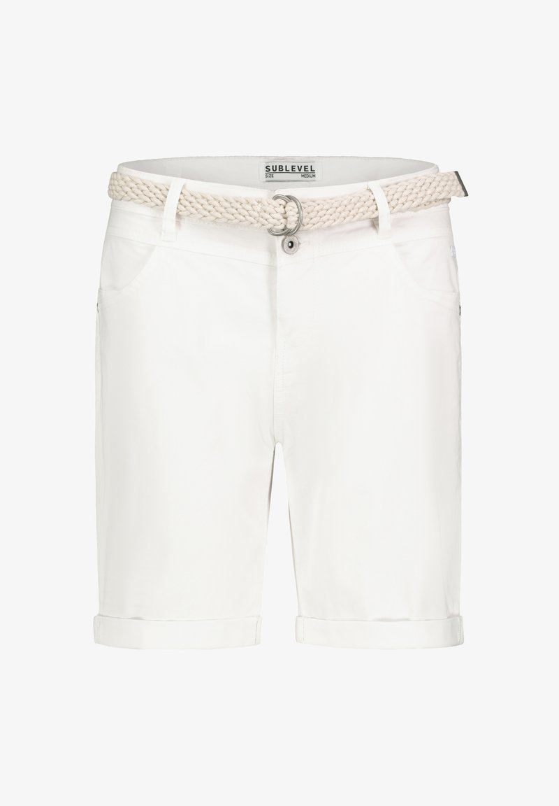 Weiße Baumwollshorts mit einem geflochtenen weißen Gürtel, vorderer Knopfverschluss, fünf Taschen und umgeschlagenen Säumen. Das Etikett lautet "SUBLEVEL" und die Größe ist "M."