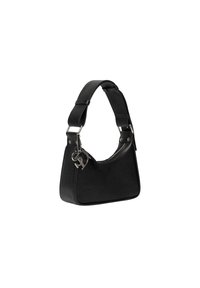 Borsa a mano in pelle nera con una forma strutturata, una tracolla larga e accessori metallici. Presenta una chiusura a zip e un logo in evidenza su un lato.