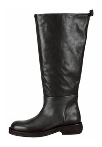 Bota de cuero negra hasta la rodilla con puntera redonda, textura suave, tacón plano y un sutil detalle del logo de mariposa en el lado exterior.