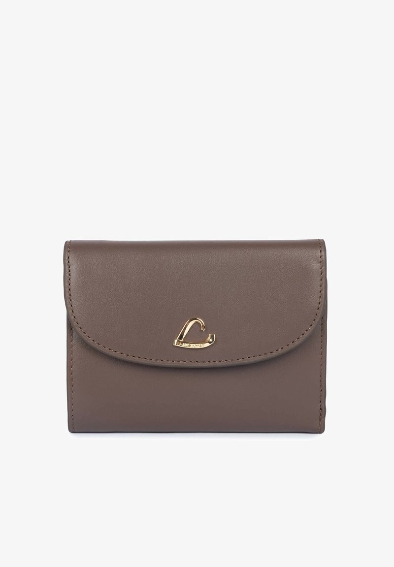 Portefeuille en cuir marron avec rabat arrondi, coutures détaillées et petite boucle décorative dorée au centre devant.