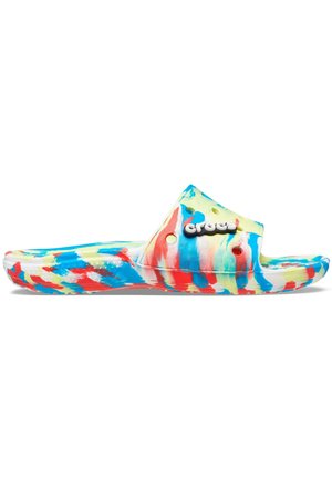 Schiebesandale mit mehrfarbigem Rot-, Blau-, Weiß- und Gelb-Tie-Dye-Muster, Belüftungslöchern und "Crocs"-Logo auf dem Riemen.