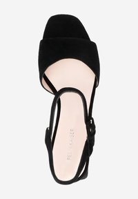 Sandalias de ante negro con punta cuadrada, talón abierto y correas entrelazadas. Forro interior suave y diseño minimalista.